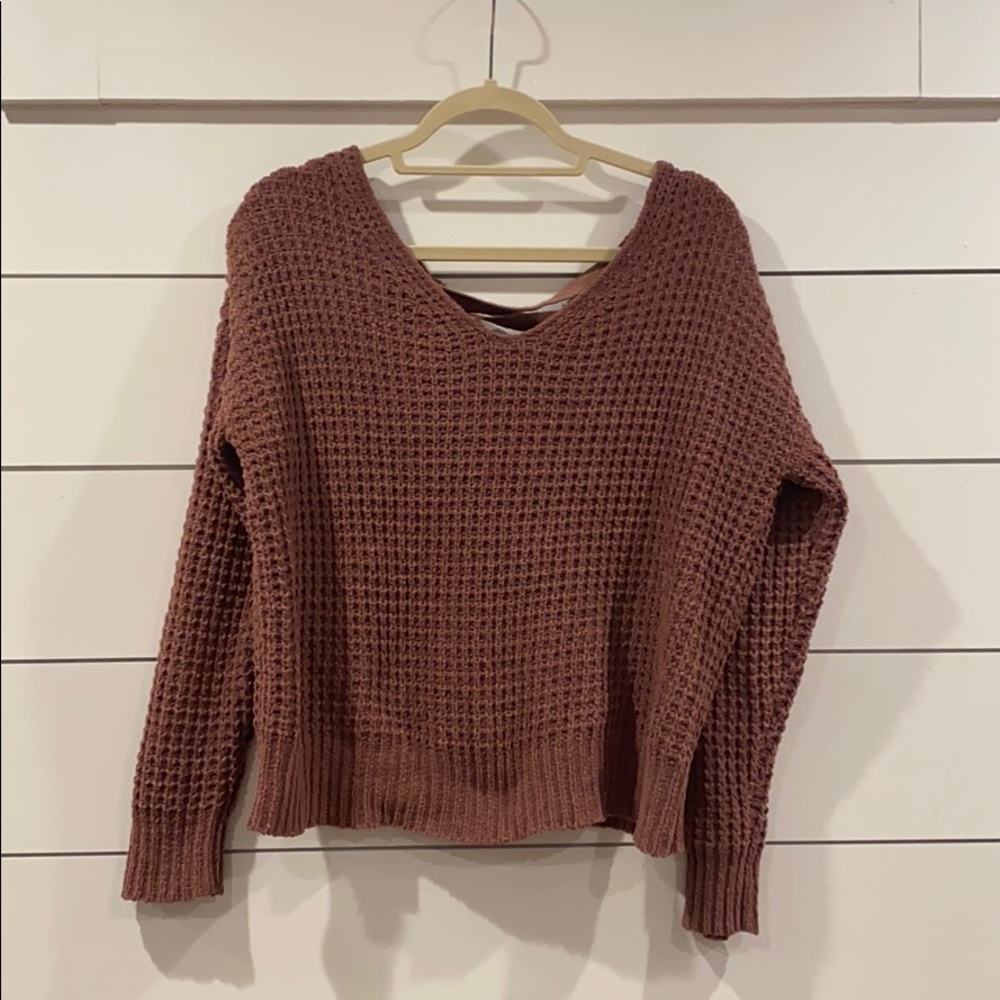 Sweater with cross ties in the back